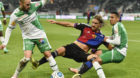 Basels Michael Lang, Mitte, geht gegen die St. Galler Andreas Wittwer, links, und Yanis Tafer zu Boden, im Fussball Super Lea