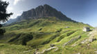 Schroffe Gipfel und saftige Wiesen. Auf dem Pragelpass. Nicht zu sehen: die himmlische Ruhe.