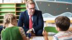 Regierungsrat Conradin Cramer, Vorsteher des Erziehungsdepartements, besucht eine Schulklasse am ersten Schultag im Kanton Ba