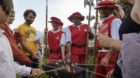Des personnes font griller des cervelas sur un feu lors de la Fete national suisse ce mardi 1 aout 2017 a Yvorne. (KEYSTONE/J