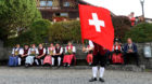 Die Sennen und Aelpler feiern mit Fahnenschwingen im Bergdorf Buerglen im Schaechental im Kanton Uri die traditionelle Sennen