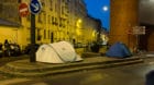 In der Nacht werden die Verkehrsinseln in Paris zu Flüchtlingslagern.