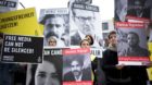 Pressefreiheit - Free Deniz Yucel protest Deutschland, Germany, Berlin, 03.05.2017 Demonstrantin mit Plakat Freiheit fuer all