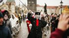 Frau Fasnacht auf der Karlsbrücke: Die «Opti-Mischte» sind für einmal an der Moldau statt am Rhein zum Cortège eingestan