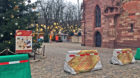 Die Anti-Terror-Sperren auf dem Münsterplatz sind für Weihnachten 2017 nett verpackt.