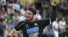 Der Basler Rares Jurca verwandelt einen SIebenmeter im Spiel der Abstiegsrunde der Handball Nationalliga A Meisterschaft der 
