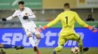 L'attaquant balois Albian Ajeti, gauche, marque le 0:2 face au gardien lausannois Thomas Castella, droite, lors de la rencont
