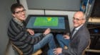 Heiko Schuld (rechts) und Lukas Probst vor der Software, die Fussballtrainern das Leben erleichtern könnte.