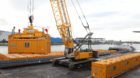 Das belastete Erdmaterial wird ausgehoben, in luftdichte Spezialcontainer geladen und verschifft.