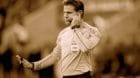 Schiedsrichter Felix BRYCH spricht mit dem Video Assistenten, Funk, hˆrt, hoert, Nachricht, Besprechung, Video Beweis, Fehle