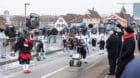 Das Comité verneigt sich auf der Wettsteinbrücke. Der Tambourmajor erwidert die Ehre.