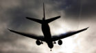 Bildnummer: 54885008  Datum: 12.09.2010  Copyright: imago/Mario Aurich
Landung einer Boeing 777 bei tief h‰ngenden Wolken i