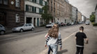 Kinder gehen auf dem Trottoir in der Klybeckstrasse.