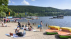 Titisee mit Schiffsanlegern und Booten in Titisee-Neustadt, Schwarzwald, Baden-W¸rttemberg, Deutschland

Titisee with  and B