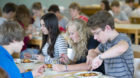 Schueler beim Mittagessen in der Schulkantine einer Ganztagsschule. Goettingen, Deutschland. 19.09.2014. Goettingen Deutschla