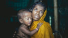 Samila, 25 Jahre mit ihrem Sohn. Sie floh mit ihrem 87-jährigen Mann aus einem Dorf an der Küste in Rakhine State, Myanmar.