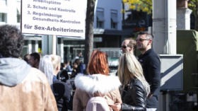 Die Demonstration kommt am Barfüsserplatz zum Stillstand. Marco Block, ganz rechts, hatte auch dort nicht wirklich viel zu s