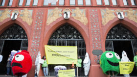 Vergeblicher Greenpeace-Protest gegen das Ozeanium-Projekt.