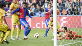 21.10.2018; Basel; Fussball Super League - FC Basel - Neuchatel Xamax FCS; Marcis Oss (Xamax) Jeremy Huyghebaert (Xamax)  und