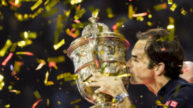 28.10.2018; Basel; Tennis - Swiss Indoors 2018; 
Roger Federer (SUI) kuesst die Trophee
(Pascal Muller/freshfocus)