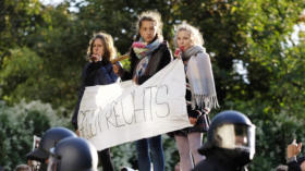 Linke Gegendemonstranten protestieren gegen Rechtsextreme und Rechtspopulisten der Kampagne WIR F‹R DEUTSCHLAND (WfD), die 