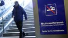 Die SBB erwägt ein Rauchverbot in allen Schweizer Bahnhöfen. (Archiv)
