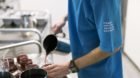 Zivi bei seinem Dienst in einer Schule in Kehrsatz: Mit mehreren Massnahmen will der Bundesrat die Zahl der Zivildienstleiste