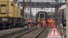 Wagen eines am Vorabend beim Basler Bahnhof SBB entgleisten ICE-Zuges werden per Schienenkran geborgen.